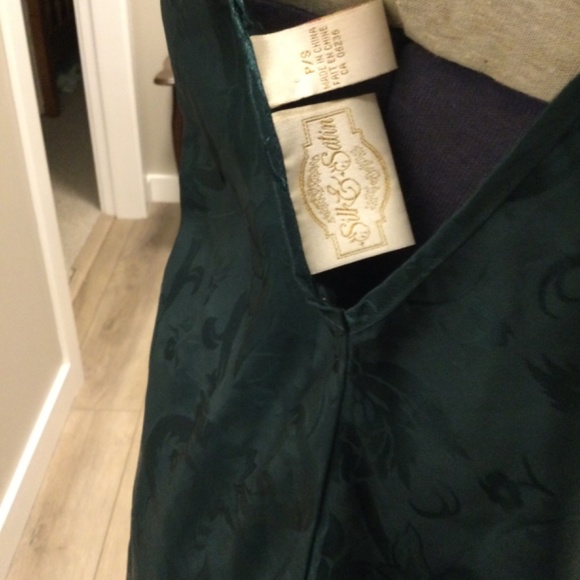 Silk and Satin ,  Beautiful dark green nightdress - Picture 7 of 9